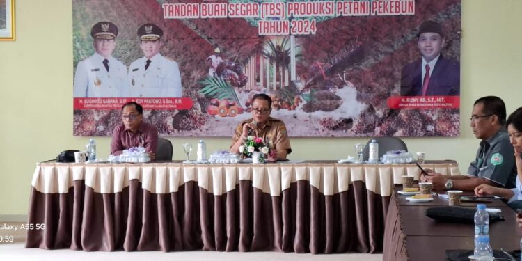 Foto: MATAKALTENG - Rapat perhitungan harga pembelian TBS kelapa sawit produksi pekebun di Kalteng.