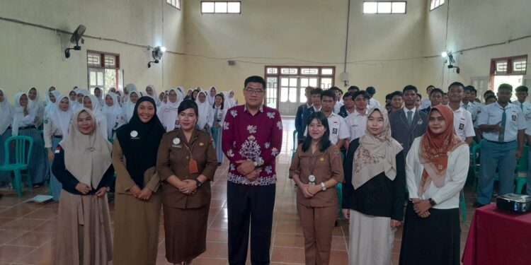 Foto: MATAKALTENG - Sosialisasi Pernikahan Usia Anak di Kabupaten Sukamara, bertempat di Aula SMA Negeri 1 Kabupaten Sukamara, Selasa (8/10/2024).