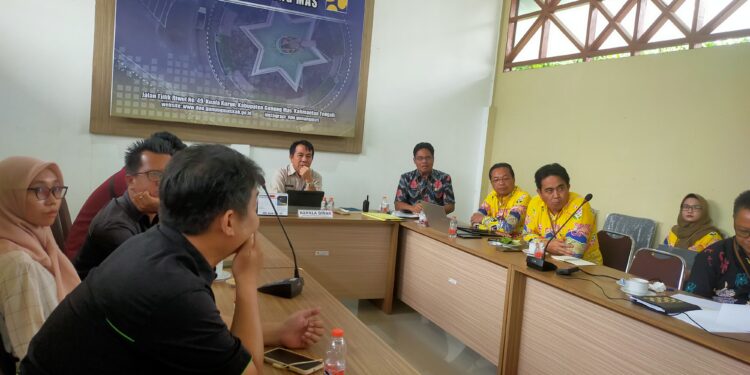 FOTO : DPU GUMAS/MATA KALTENG - Kepala Dinas Pekerjaan Umum Kabupaten Gumas Baryen memaparkan capaian kegiatan tahun 2024, Kamis, 10 Oktober 2024.