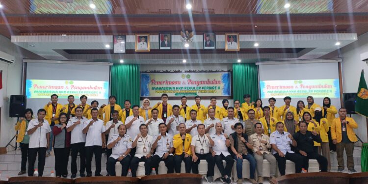FOTO : DISKOMINFO SANTIK/MATA KALTENG - Pj Bupati Gumas Herson B Aden yang diwakili oleh Asisten III Setda Letus Guntur, didampingi Kepala Bapperida Yantrio Aulia dan pihak UPR, berfoto bersama dengan mahasiswa KKN reguler periode II UPR dan KKN-Tematik MBKM tahun 2024, di aula kantor bapperida, Rabu, 9 Oktober 2024 sore.