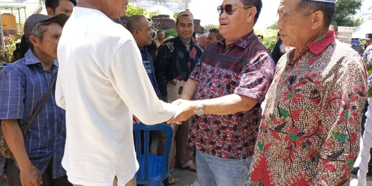 FOTO : DEVIANA/MATAKALTENG - Halikinnor saat menyapa warga Kota Besi, Rabu 9 Oktober 2024.