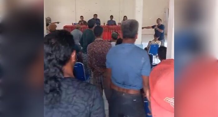 FOTO : IST/MATAKALTENG - Warga saat mendemo Kades Ujung Pandaran, Jumat 11 Oktober 2024.