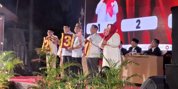 Foto:DOK/MATA KALTENG - Tiga Paslon dalam Pilkada Kotim saat pengundian nomor urut.