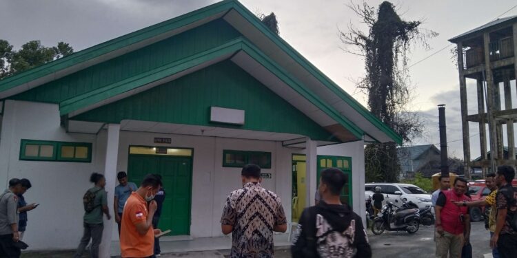 FOTO: AGUS/MATAKALTENG- Telihat keluarga dan aparat kepolisian sedang mengamankan proses autopsi mayat ibu dan anak yang menjadi korban pembunuhan di Seruyan. Jumat, 11 Oktober 2024.