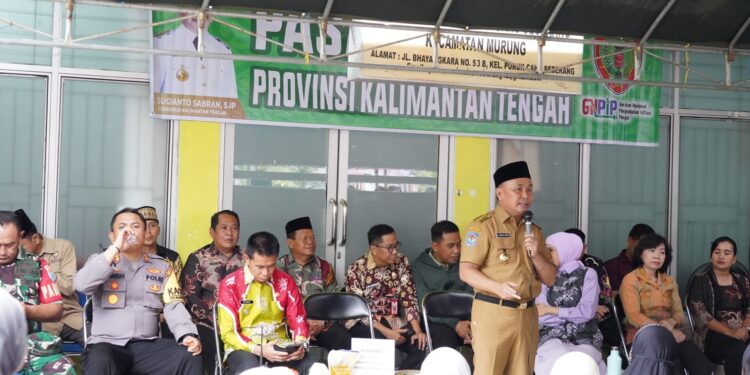 FOTO: MATAKALTENG - Gubernur Kalteng Sugianto Sabran membuka Pasar Penyeimbang di Kabupaten Mura.