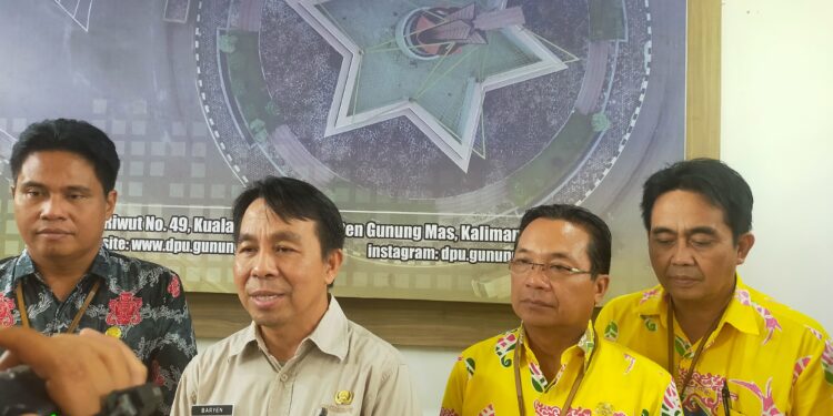 FOTO : DPU GUMAS/MATA KALTENG - Kepala Dinas Pekerjaan Umum Kabupaten Gumas Baryen didampingi Sekretaris DPU Bambang Jaya dan para kabid, diwawancarai awak media, usai ekspos capaian pelaksanaan kegiatan tahun 2024, Kamis, 10 Oktober 2024.