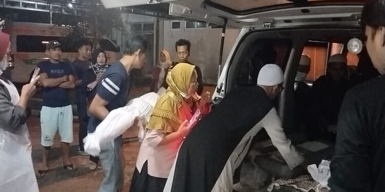 FOTO: AGUS/MATAKALTENG - Petugas rumah sakit RSUD dr Murjani Sampit saat mengangkat jenazah anak VA yang sudah di kain kafan, Jumat 11 Oktober 2024 malam.