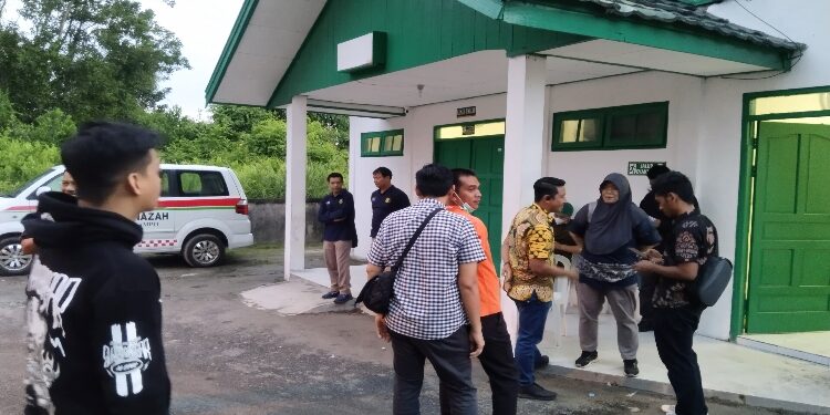 FOTO: AGUS/MATAKALTENG - Kasat Reskrim Polres Kotim, AKP Iyudi Hartanto bersama Anggota Polres lainnya saat mengamankan jalannya autopsi bayi yang ditemukan di RSUD dr Murjani Sampit, Jumat 11 Oktober 2024 petang.