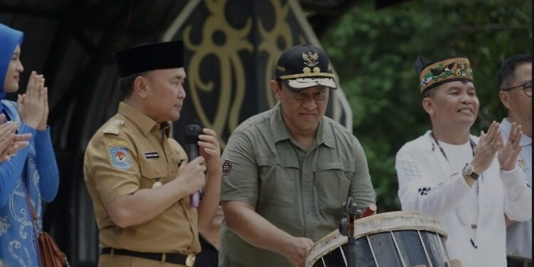 FOTO: IST/MATA KALTENG - Paslon Gubernur dan Wakil Gubernur Kalteng, Agustiar Sabran dan Edy Pratowo saat menghadiri kegiatan pembukaan Gebyar UMKM di kota Sampit bersama Gubernur Kalteng Sugianto Sabran beberapa waktu lalu.