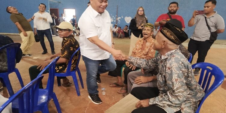 FOTO: DEVIANA/MATAKALTENG - Halikinnor saat menyapa warga Kecamatan Cempaga, Sabtu 13 Oktober 2024.