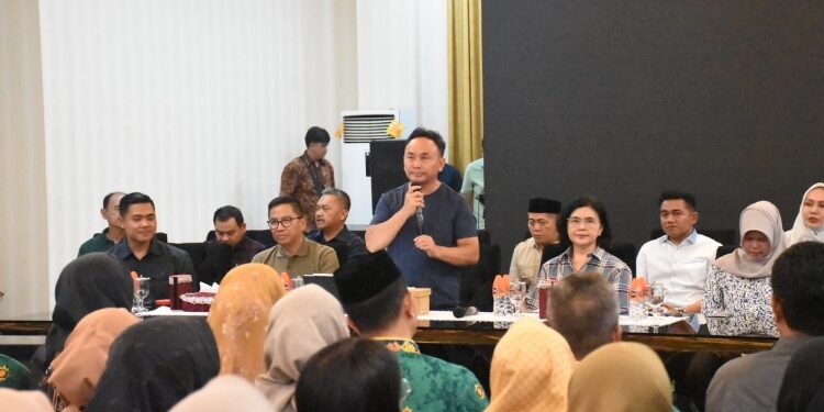 FOTO: IST/MATAKALTENG - Gubernur Kalteng Sugianto Sabran menggelar pertemuan dan berdialog dengan Kepala Sekolah dan Guru SMA/SMK/SLB se-Barut untuk menjaring aspirasi, bertempat di Aula Rujab Bupati, Sabtu (12/10/2024) malam.