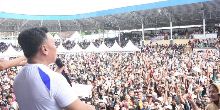 FOTO: IST/MATAKALTENG - Ribuan Masyarakat Barut Ikuti Jalan Sehat Bersama Gubernur Sugianto Sabran.