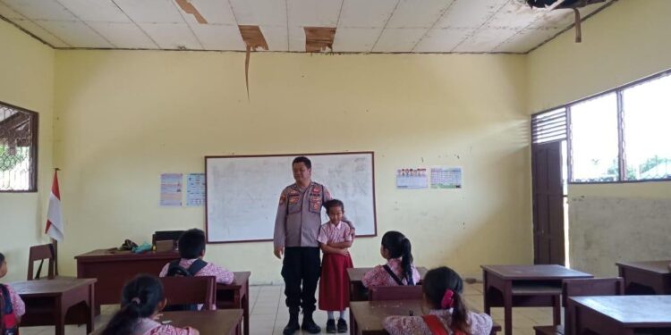 FOTO: MATAKALTENG - Personel Polsek Rakumpit pada saat memberikan edukasi kepada siswa di SDN 2 Petuk Barunai.