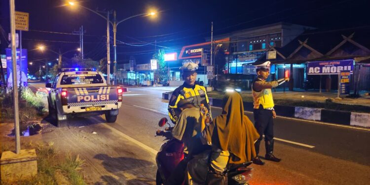 FOTO: MATAKALTENG - Personel Satlantas Polresta Palangka Raya pada saat menegur pengendara yang tak gunakan helm.