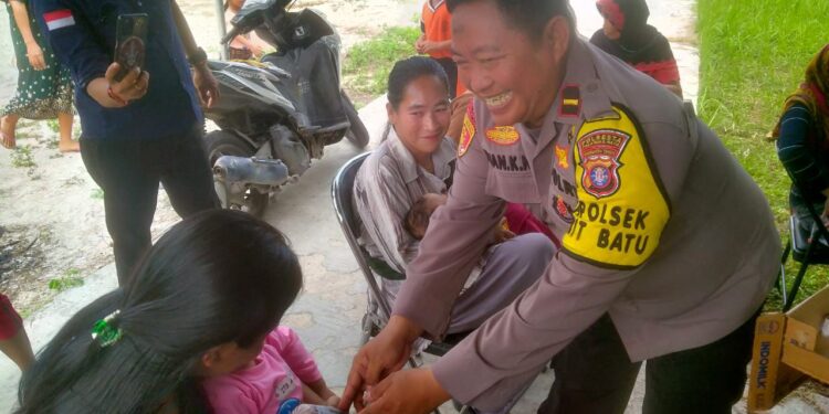 FOTO: MATAKALTENG - Kapolsek Bukit Batu Ipda Iwan Kushadinoto pada saat memberikan bantuan kepada warga.