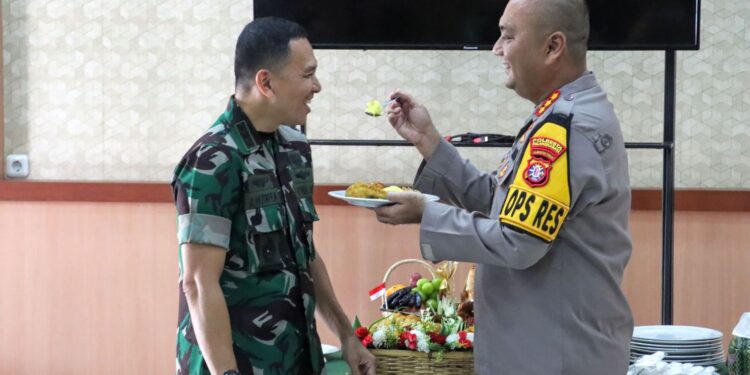 FOTO: MATAKALTENG - Kapolresta Palangka Raya, Kombes Pol Boy Herlambang, pada saat hendak memberikan suapan pertama nasi tumpeng kepada Dandim 1016/Plk, Kolonel Arh Jimmy Hutapea.