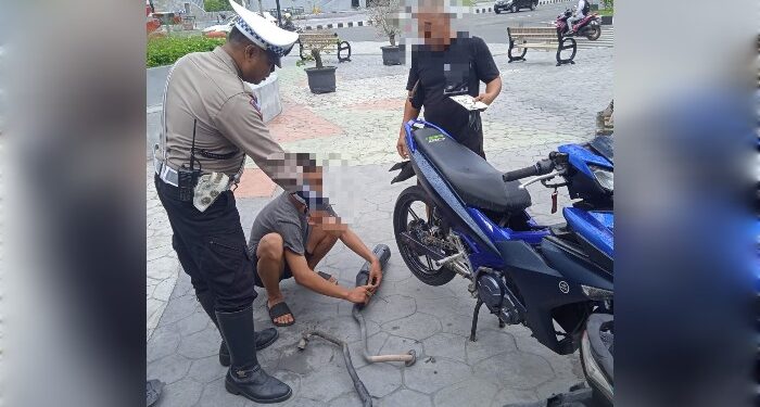 FOTO: MATAKALTENG - Personel Satlantas Polresta Palangka Raya pada saat meminta pengendara untuk melepaskan knalpot brong.