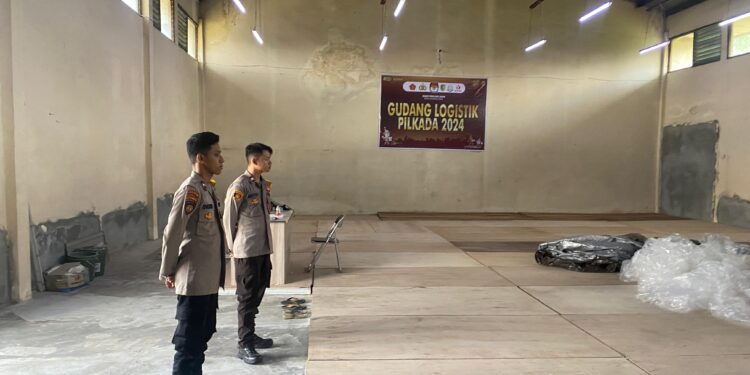 FOTO: MATAKALTENG - Personel Polresta Palangka Raya, pada saat melakukan pengamanan di gudang logistik KPU.