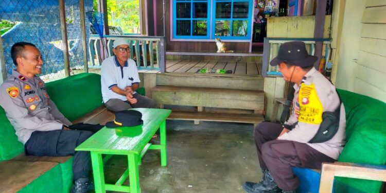 FOTO: MATAKALTENG - Kapolsek Rakumpit, Ipda Joko Susilo, pada saat bertemu dengan pemuka agama setempat.