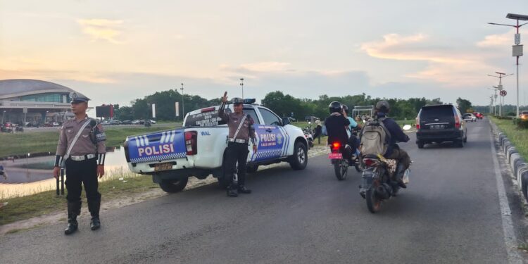 FOTO: MATAKALTENG - Personel Satlantas Polresta Palangka Raya pada saat melakukan patroli di kawasan Bandara Tjilik Riwut.