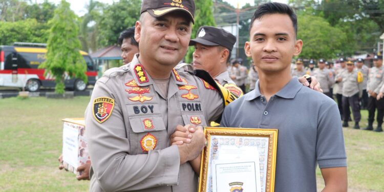 FOTO: MATAKALTENG - Kapolresta Palangka Raya, pada saat menyerahkan hadiah kepada pemenang lomba film.