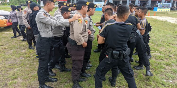 FOTO: MATAKALTENG - Personel Polresta Palangka Raya, pada saat melakukan latihan peragaan Peleton Dalmas Awal.