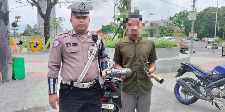 FOTO: MATAKALTENG - Personel Satlantas Polresta Palangka Raya pada saat meminta pengendara melepas knalpot brong.
