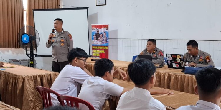 FOTO: MATAKALTENG - Personel Polresta Palangka Raya pada saat memberikan sosialisasi penerimaan anggota polri di SMAN 4 Palangka Raya.