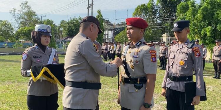 FOTO: MATAKALTENG - Kapolresta Palangka Raya, Kombes Pol Boy Herlambang pada saat melakukan setijab Kasat Reskrim, AKP M Rian Permana.