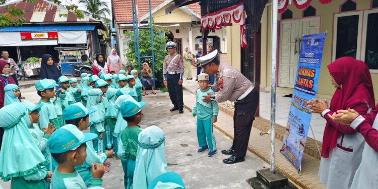 FOTO: MATAKALTENG - Personel Satlantas Polresta Palangka Raya, pada saat memberikan edukasi tertib berlalu lintas kepada siswa RA Al-Muslihun.