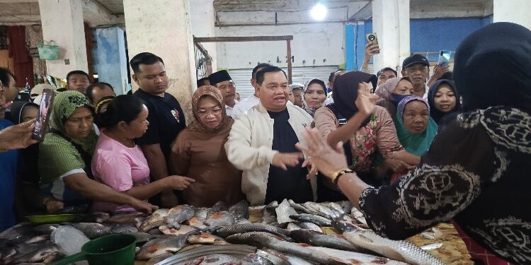 FOTO: DEVIANA/MATAKALTENG - Halikinnor didampingi istrinya Khairiyah Halikinnor saat meninjau Pasar Keramat, Minggu 13 Oktober 2024.