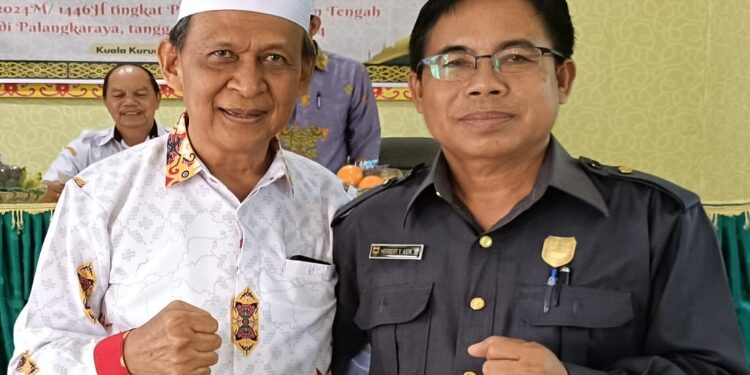 FOTO : DPRD GUMAS/MATA KALTENG - Ketua sementara DPRD Kabupaten Gumas Herbert Y Asin (kanan) bersama Ketua MUI H Fahmie, dalam suatu acara, pekan lalu.