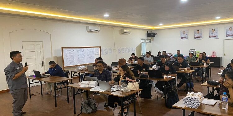 FOTO: KPU GUMAS/MATA KALTENG
- Plh Ketua KPU Kabupaten Gumas Hardiman Nainggolan menyampaikan materi bimtek penyusunan DPTb dan sirekap, Sabtu 12 Oktober 2024.
