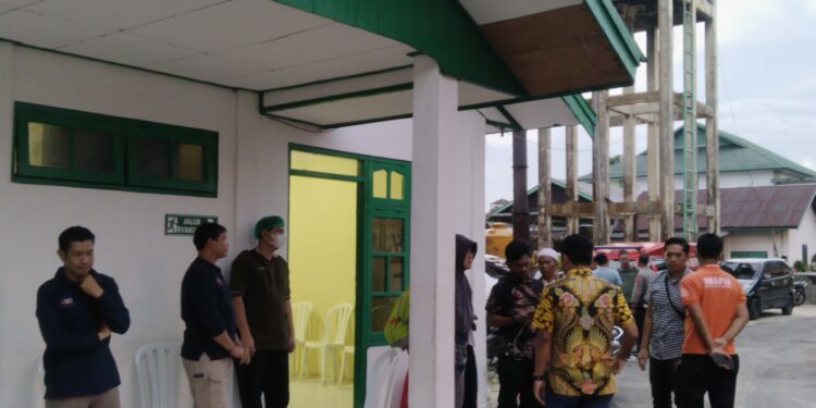FOTO; AGUS/MATAKALTENG- Terlihat pihak Kepolisian saat mengamankan autopsi di RSUD dr Murjani Sampit.