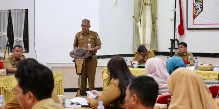 FOTO : IST/MATAKALTENG - Pj Sekda Kotim Sanggul Lumban Gaol saat menghadiri rapat penurunan angka stunting, belum lama ini.