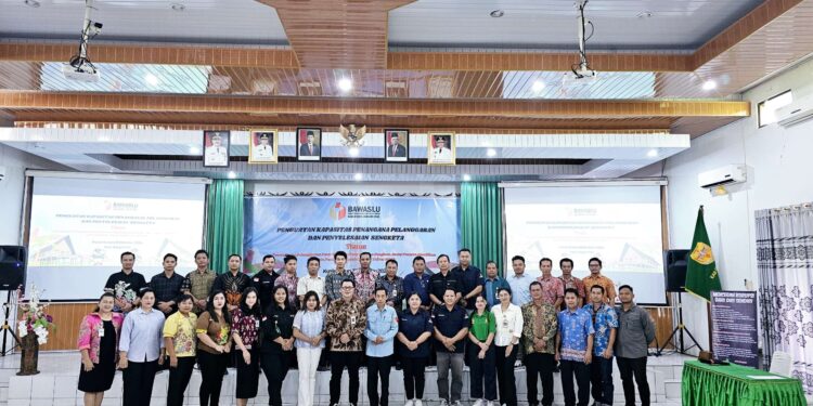 FOTO : BAWASLU GUMAS/MATA KALTENG - Ketua Bawaslu Kabupaten Gumas Yepta H Jinal didampingi Anggota Bawaslu Sukjani, ketika berfoto bersama dengan para peserta kegiatan penguatan kapasitas penanganan pelanggaran dan penyelesaian sengketa, pada pilkada serentak tahun 2024, di aula kantor bapperida, Minggu, 13 Oktober 2024.