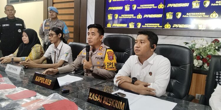FOTO: AGUS/MATAKALTENG- Kapolres Kotim, AKBP Resky Maulana Zulkarnain di dampingi Kasat Reskrim, AKP Iyudi Hartanto dalam Konferensi pers pengungkapan kasus pembuangan bayi di Kecamatan Mentaya Hulu, Kotim. Senin, 14 Oktober 2024.