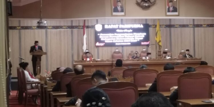 FOTO: AGUS/MATAKALTENG- PJ. Bupati Kotim, Shalahuddin saat memberikan sambutannya di acara pelantikan ketua DPRD kotim. Senin, 14 Oktober 2024.