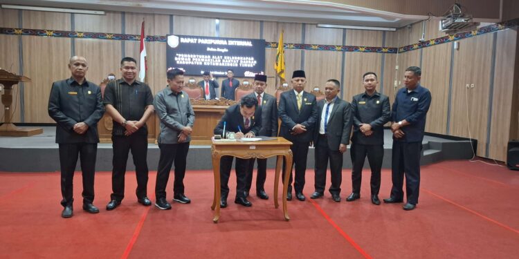 Foto: DIAN/MATA KALTENG - Penandatanganan berita acara kesepakatan pembentukan alat kelengkapan dewan, 14 Oktober 2024.