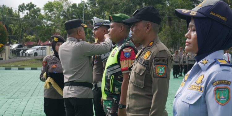 Foto : AKH/MATA KALTENG - Kapolres Sukamara AKBP Telly Alvin saat memasangkan pita tanda dimulainya operasi zebra telabang 2024.