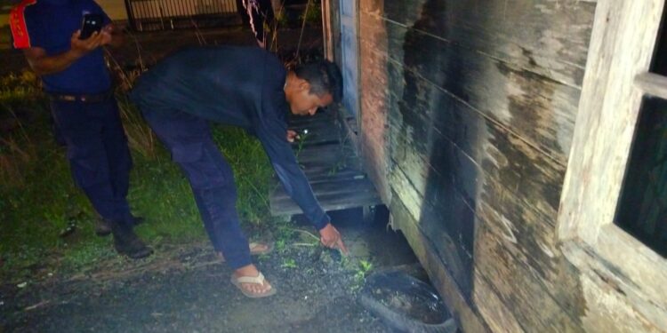 FOTO: MATAKALTENG - Petugas saat menunjukkan barang bukti ban yang diduga digunakan oleh OTK untuk membakar rumah.