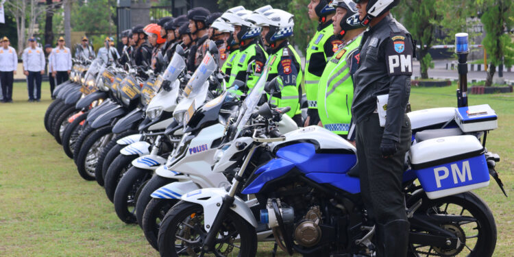 FOTO: MATAKALTENG - Personel Polda Kalteng pada saat melaksanakan apel Operasi Zebra Telabang 2024 di Lapangan Barigas Polda Kalteng.