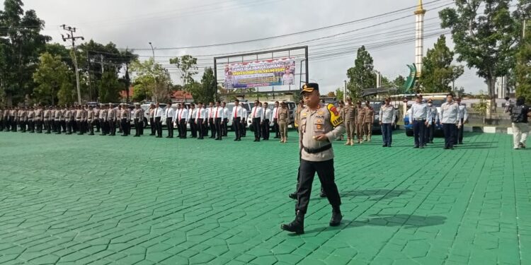Foto : AKH/MATA KALTENG - Kapolres Sukamara AKBP Telly Alvin saat mengecek kesiapan pasukan pada apel gelar pasukan operasi zebra telabang 2024.