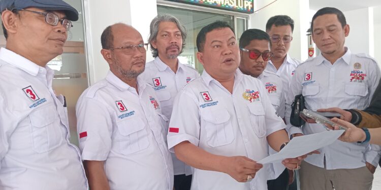 Foto: MATAKALTENG - Tim Hukum Bias Layar saat memberikan keterangan kepada awak media, di kantor Bawaslu Kalteng.
