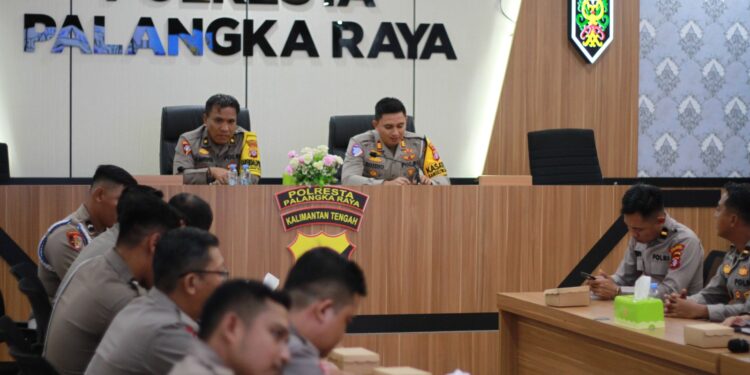 FOTO: MATAKALTENG - Kanag Ops Polresta Palangka Raya, Kompol Ganda B Napitupulu pada saat memimpin Latpraop.
