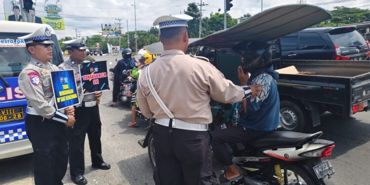 FOTO: MATAKALTENG - Personel Satlantas Polresta Palangka Raya, pada saat menyosialisasikan Operasi Zebra Telabang 2024.