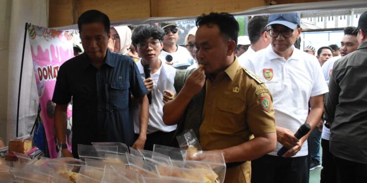 Foto: MATAKALTENG - Gubernur Sugianto Sabran mengunjungi stand UMKM dalam kegiatan Gebyar UMKM Provinsi Kalteng Tahun 2024 di Wilayah Timur, bertempat di Arena Terbuka Tiara Batara Muara Teweh, Kabupaten Barito Utara (Barut), Sabtu (12/10/2024).