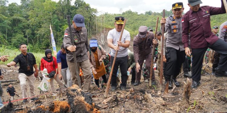 FOTO: MATAKALTENG - Gubernur Kalteng Sugianto Sabran, bersama jajaran Pemkab Mura, Forkopimda, dan masyarakat setempat, melakukan kegiatan Manugal di Kecamatan Laung Tuhup, Jumat (11/10/2024).