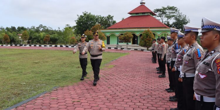 FOTO : HUMAS POLRES GUMAS/MATA KALTENG - Kapolres Gumas AKBP Theodorus Priyo Santosa, melakukan pengecekan pasukan pada apel gelar pasukan operasi zebra telabang 2024, Senin, 14 Oktober 2024.