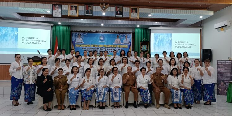 FOTO : DISKOMINFO SANTIK/MATA KALTENG - Pj Bupati Gumas Herson B Aden yang diwakili Asisten I Lurand, berfoto bersama dengan pengurus PWKI, usai pelantikan pengurus PWKI masa bakti 2024-2029, di aula kantor bapperida, Senin, 14 Oktober 2024.